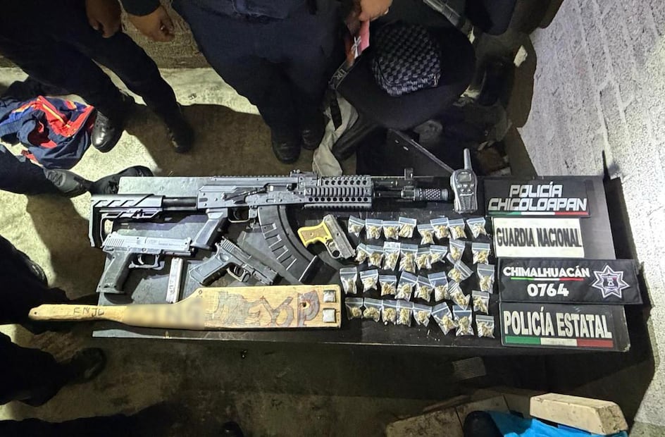 Los agentes aseguraron también un arma larga y tres cortas, además, una tabla con siglas de un grupo delictivo y bolsas con cierre hermético. Foto. Especial