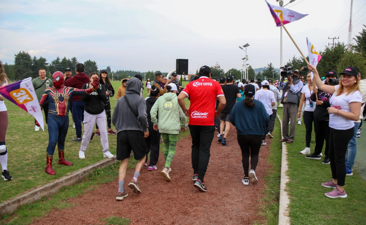 Cientos de personas en el Parque Bicentenario de Metepec corrieron, trotaron y pedalearon en el "Recorrido por el voto informado" Foto: Especial