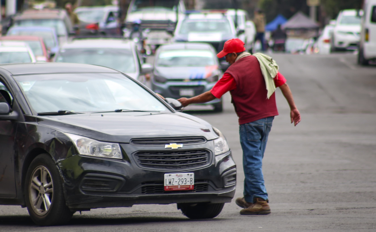 Adiós a los parquímetros, hola a los "viene viene": la nueva forma de cobrar por estacionarse en Ecatepec. Foto: Luis Camacho