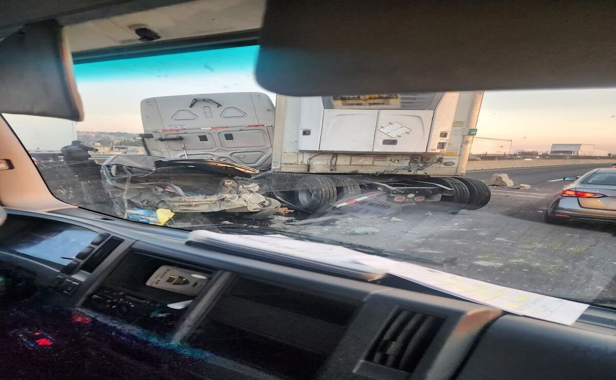 Paramédicos de la Cruz Roja Mexicana llegaron al lugar del accidente para brindar los primeros auxilios a dos personas lesionadas. Foto: Especial