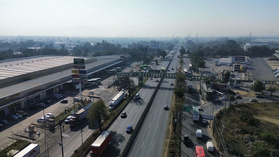 Los carriles centrales y laterales, desde El Trébol hasta llegar a la terminal de autobuses de Tepotzotlán, en el sentido hacia la Ciudad de México, lucen con tránsito fluido aún por la temporada vacacional. Foto: Arturo Contreras/ El Universal