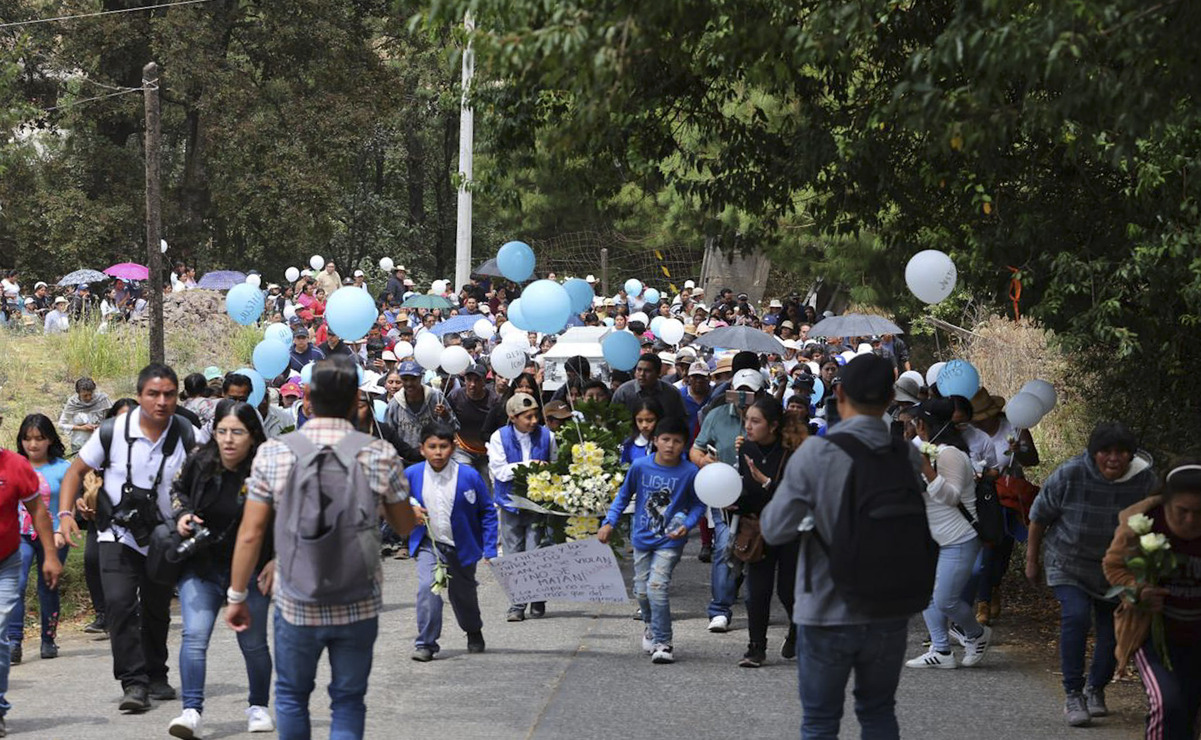 Con globos blancos y flores, compañeros de escuela y padres de familia, caminaron por las calles de la comunidad para acompañar a Toño. Foto: Alejandro Vargas / El Universal Estado de México