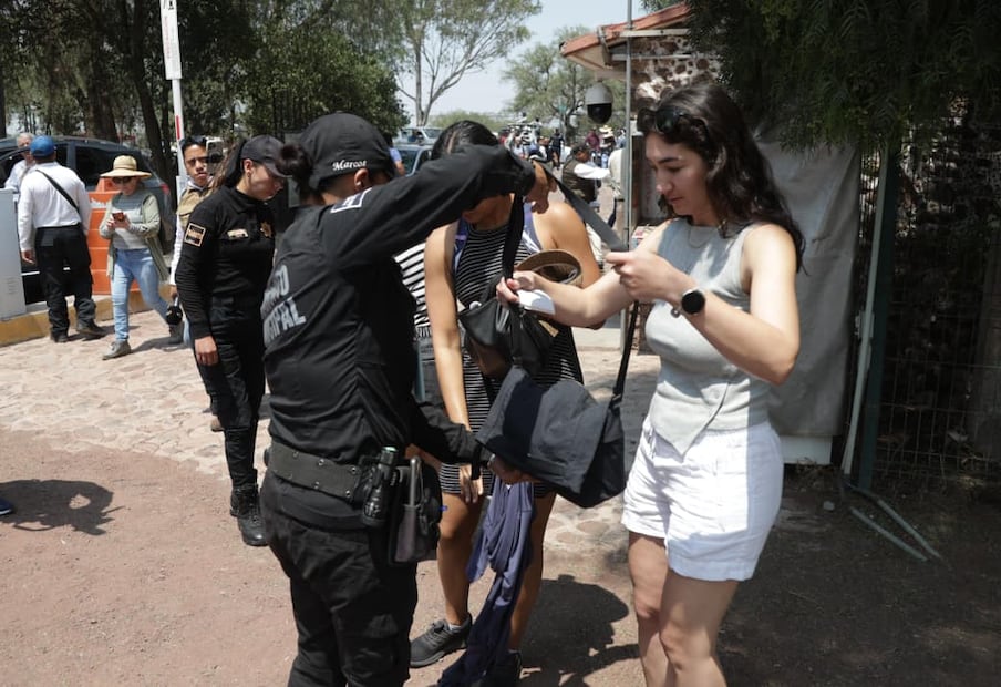 Decenas de visitantes, en su mayoría extranjeros, esperaron desde antes de las 8:00 horas en los accesos. Foto. Carlos Mejía.