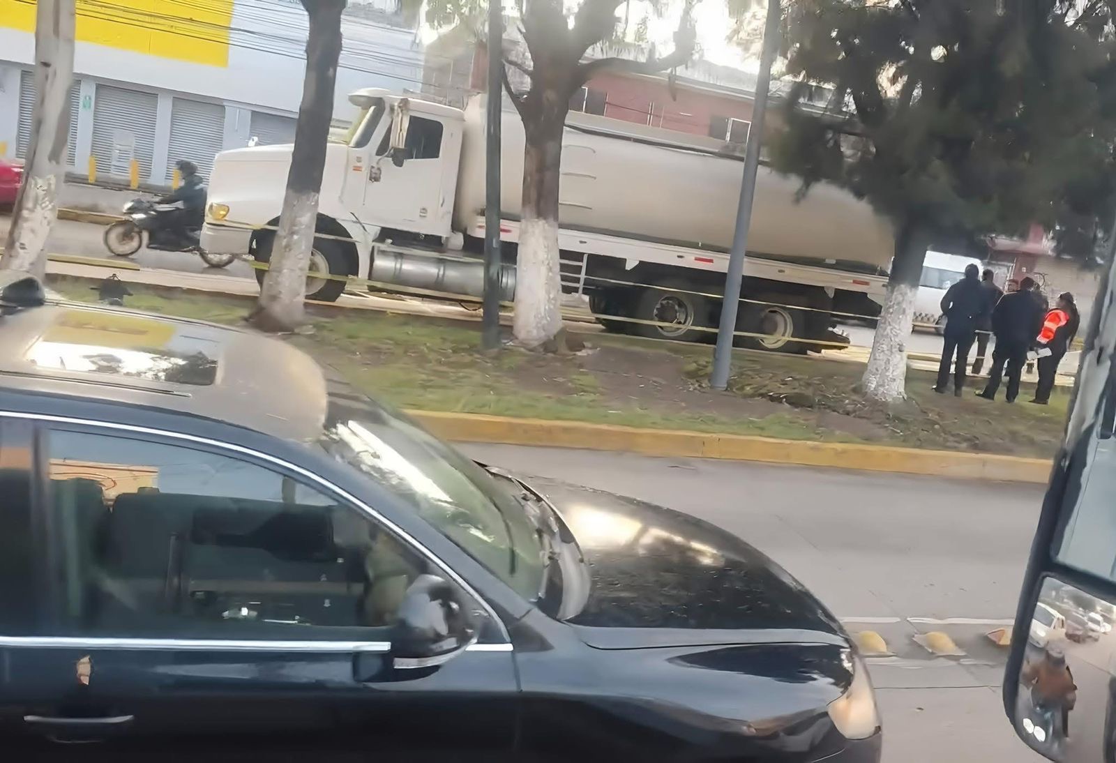 Muere motociclista al chocar contra pipa de agua en carril confinado del Mexibús