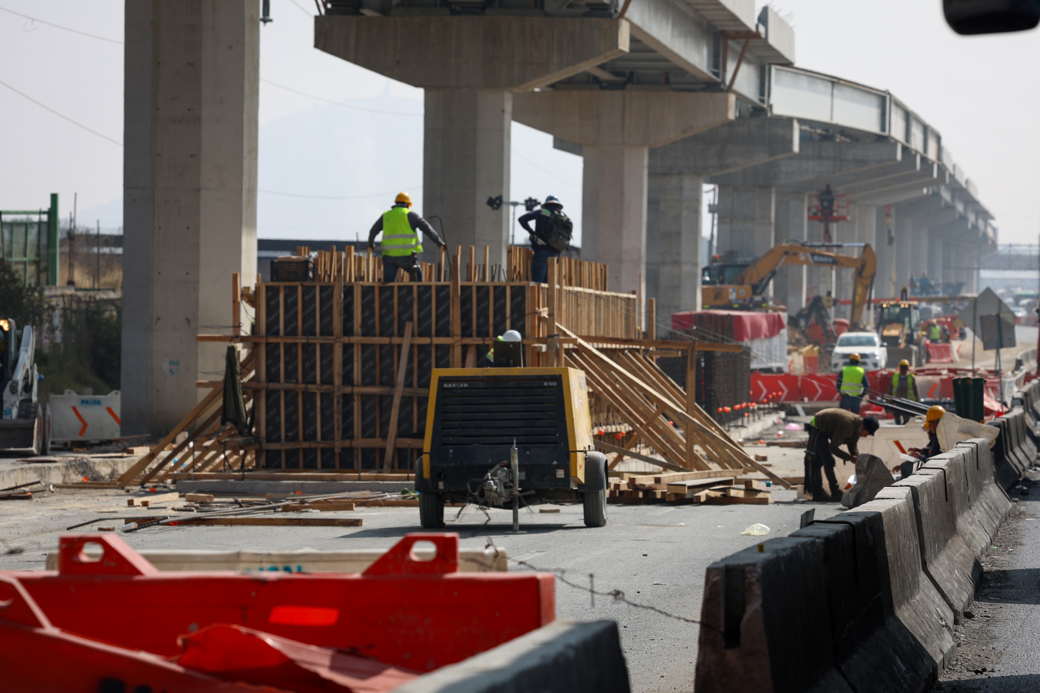 A pesar de los contratiempos, las autoridades mantienen su compromiso de concluir el Trolebús Chalco-Santa Martha y ofrecer una alternativa de transporte eficiente y sostenible a los habitantes de la región. Foto Luis Camacho | El Universal Estado de México