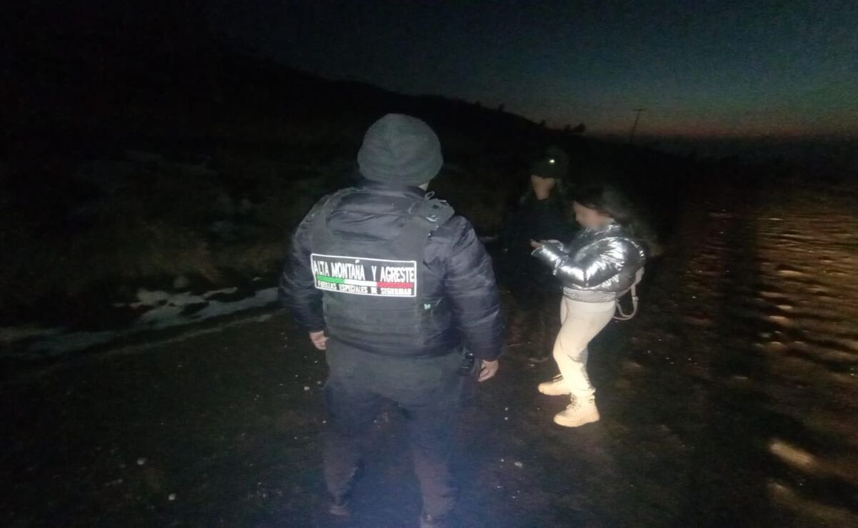 Policías de Alta Montaña y Agreste del Edomex auxilian a dos mujeres en el Nevado de Toluca