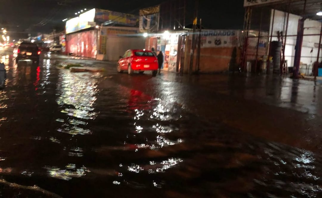 Acumulaciones de agua e inundaciones sobre la avenida Solidaridad que afectaron la operación del Trolebús Línea 11 en Chalco. Foto Especial
