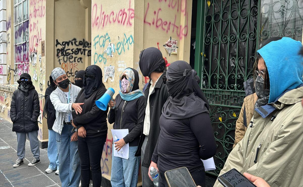 Integrantes del Enjambre Estudiantil Unificado piden la destitución de directivos de espacios académicos de la UAEMéx. Foto: Roberto Guerrero / El Universal Estado de México