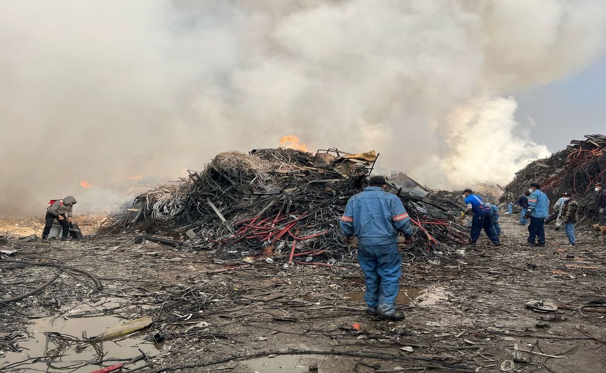 Xonacatlán: Por más de 29 horas, continúan las labores para sofocar incendio en depósito de desechos de CFE