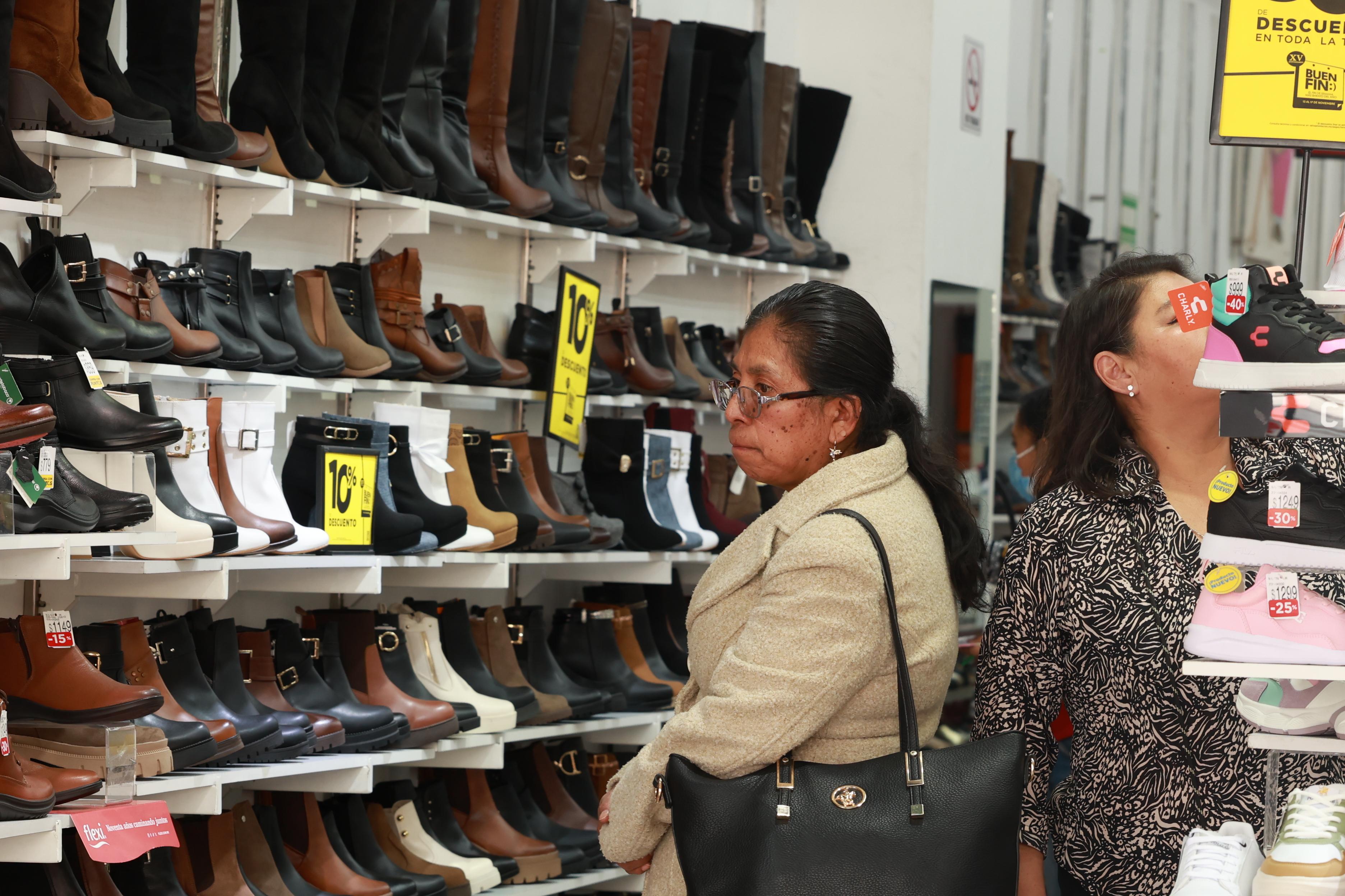 Comerciantes del Valle de Toluca prevén que los mexiquenses destinen un 20% más de dinero este diciembre en comparación con el año anterior, debido al encarecimiento de productos. Foto Alejandro Vargas / El Universal