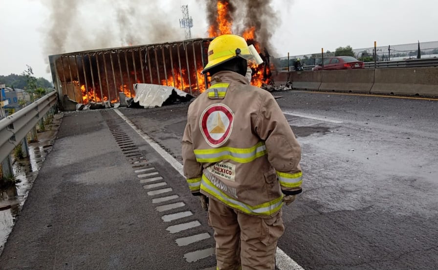 Volcadura e incendio de camión colapsa el CEM en Tultepec