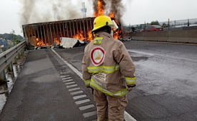 Volcadura e incendio de camión colapsa el Circuito Exterior Mexiquense en Tultepec