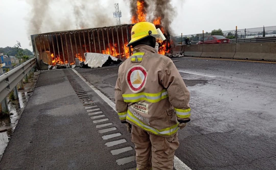 Elementos de Protección Civil y bomberos trabajan a contrarreloj para sofocar las llamas que envolvieron la unidad de carga en Tultepec. Foto Especial