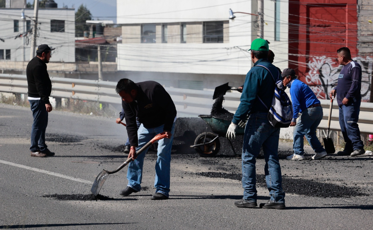 Alrededor de 200 taxistas de la cabecera municipal de Xonacatlán realizaron trabajos de bacheo Foto: Alejandro Vargas