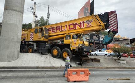 ¡Caos en la López Portillo! Grúa telescópica se accidenta en obras del nuevo distribuidor de Coacalco