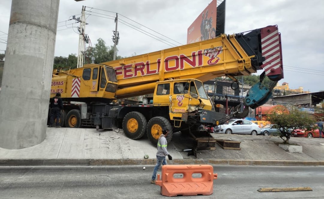 La cabina de la grúa telescópica quedó fuera de la vialidad tras el percance en la zona de construcción del puente. Foto Especial
