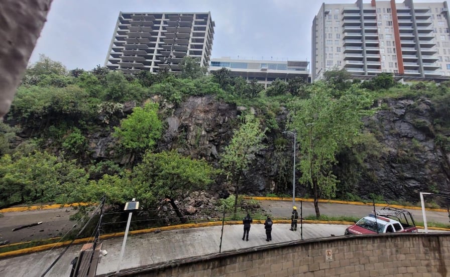 Lluvias provocan desgajamiento de talud en Boulevard Bellavista; cierran carriles por caída de rocas

