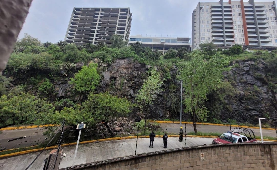 Elementos de Protección Civil y Bomberos de Atizapán realizaron el retiro de escombro y acordonaron la zona afectada. Foto Especial