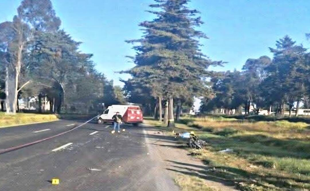 Un motociclista falleció al chocar con una camioneta sobre la carretera Toluca- Atlacomulco, el conductor huyo del lugar. Foto: Especial