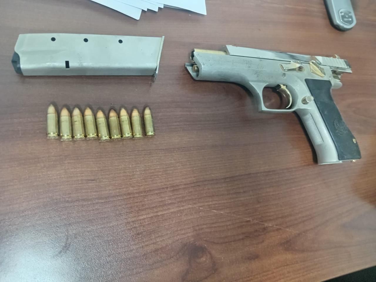 La policía detuvo a tres personas (dos hombres y una mujer) que viajaban en un vehículo Audi, encontrándoles un arma y droga. Foto Especial