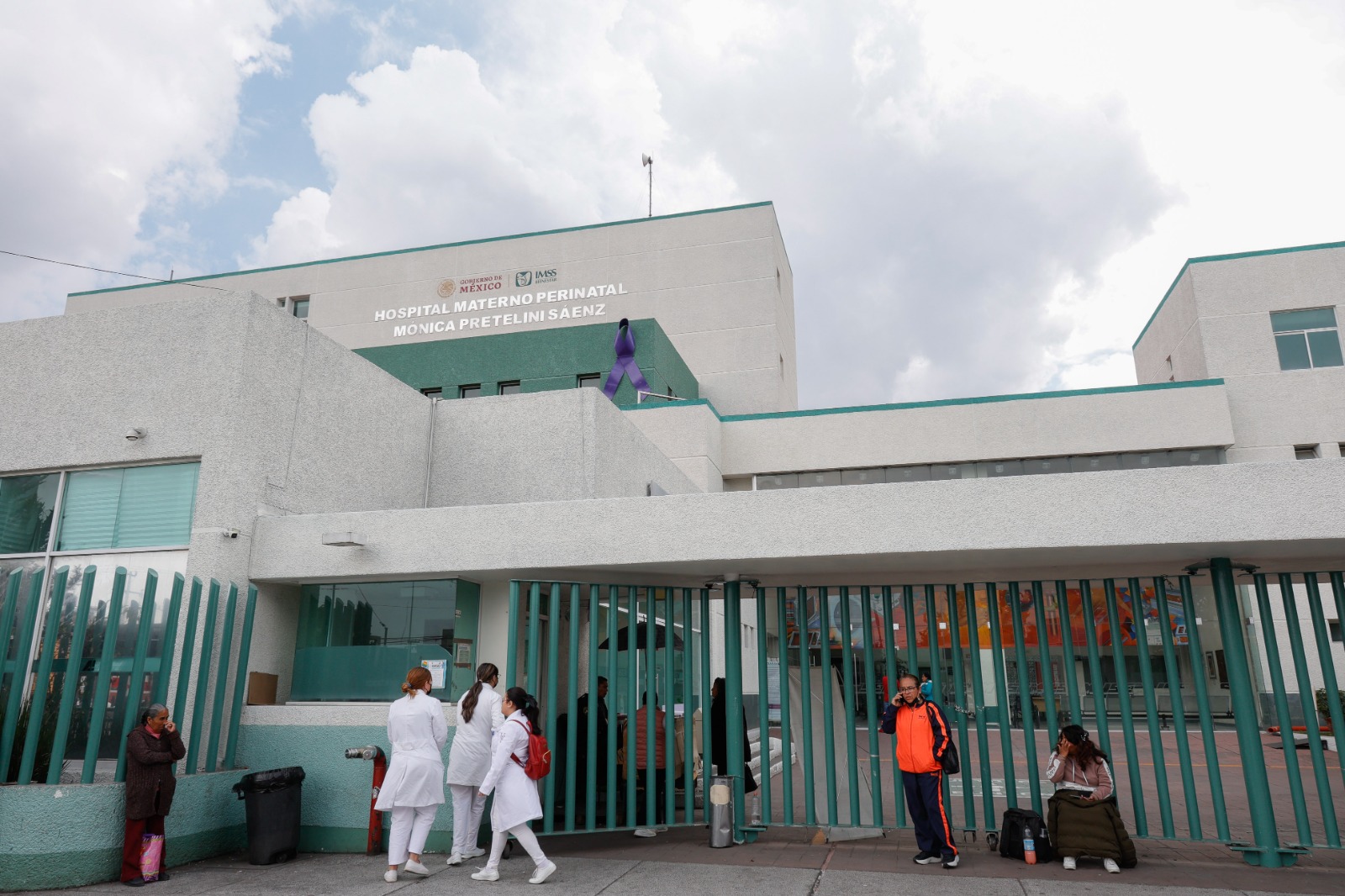El Dr. Hugo Mendieta Zerón explica que el bajo ingreso económico incrementa el riesgo de muerte materna debido a la desnutrición, falta de acceso a servicios médicos y dificultad para detectar complicaciones a tiempo. Foto Arturo Hernández