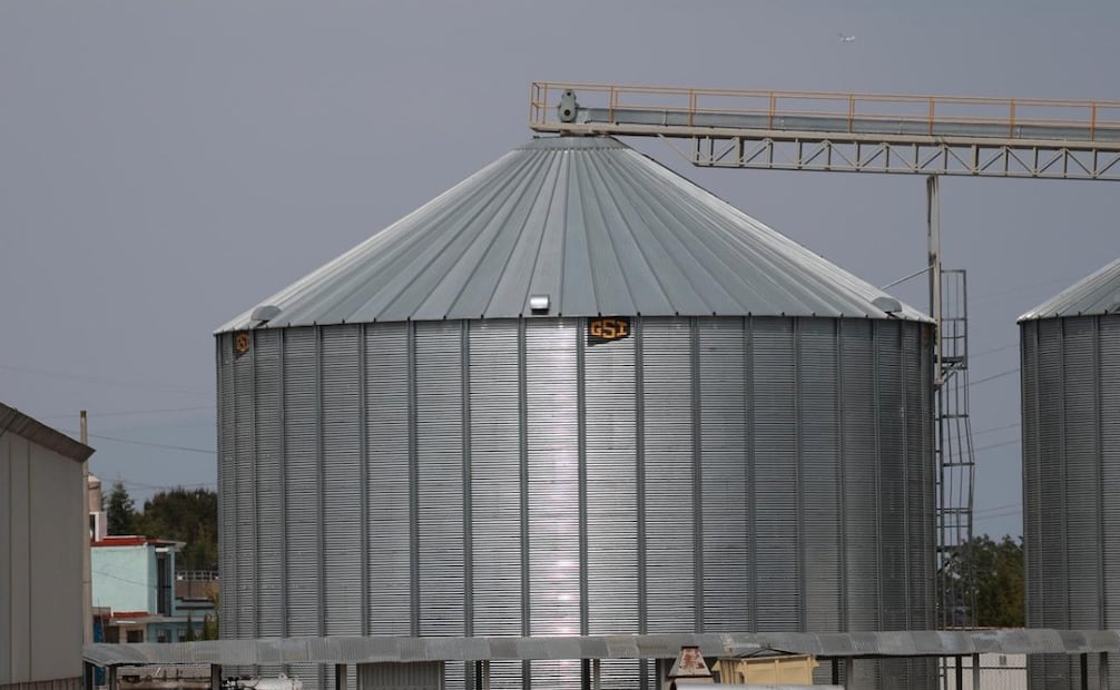 Vecinos de Ciudad Lago en Nezahualcóyotl y colonias de Toluca han denunciado por años olores persistentes a combustible y desechos orgánicos.  Foto Alejandro Vargas / El Universal
