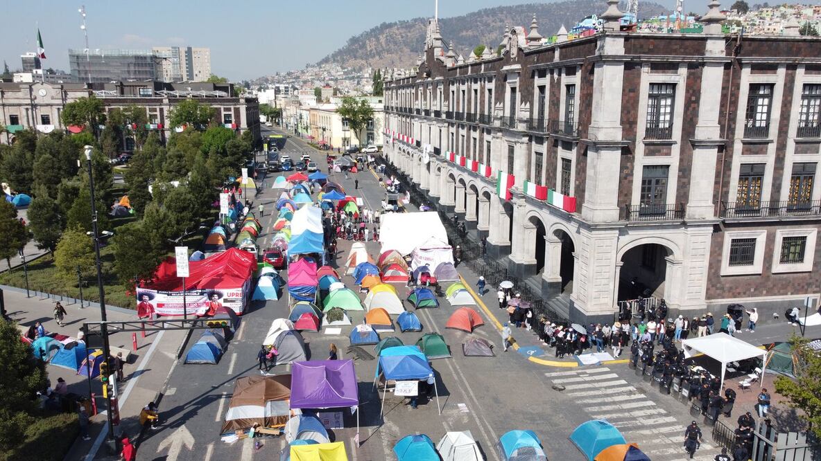Miembros de organizaciones docentes mantienen bloqueada la Avenida Lerdo y las entradas de Palacio de Gobierno. Foto: Jorge Alvarado / El Universal Estado de México