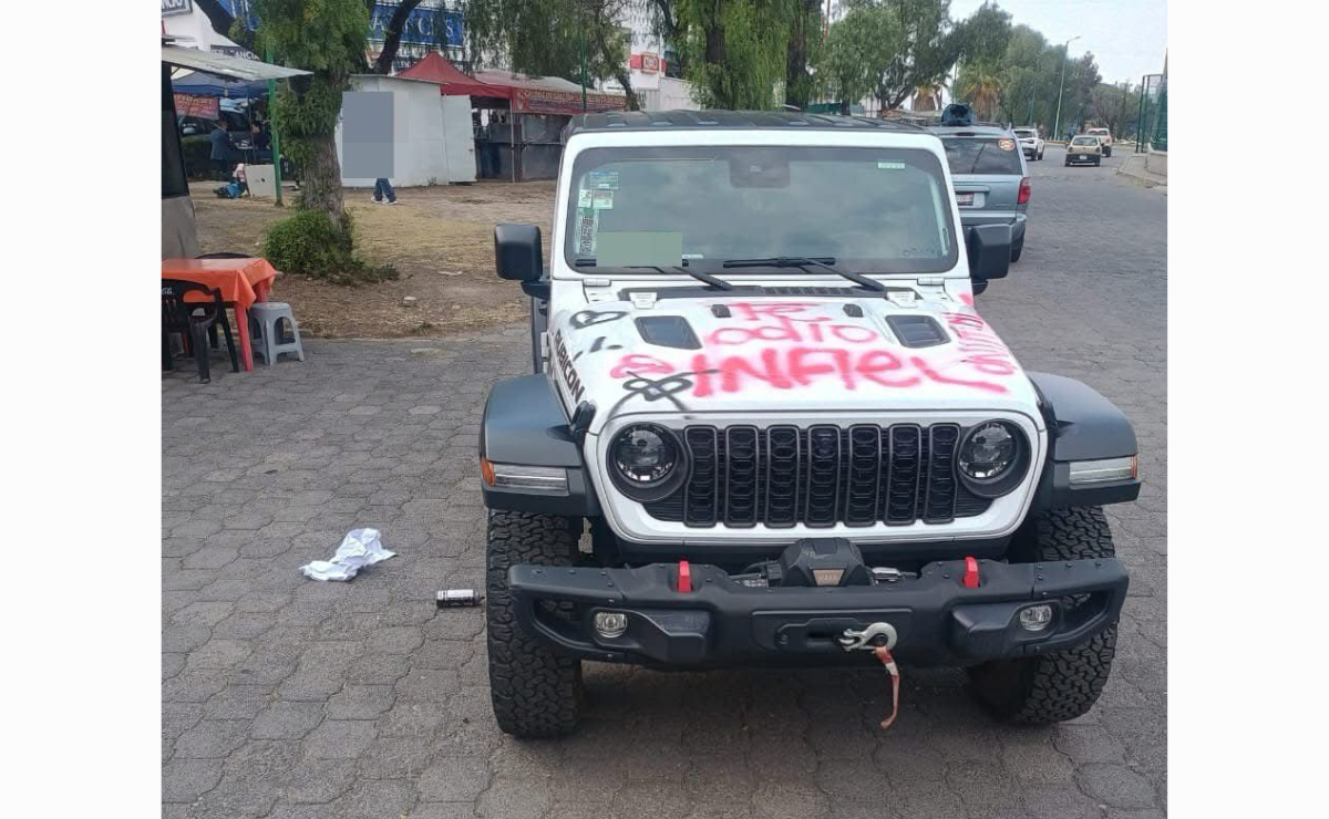 ¡No lo vas a creer! Este Jeep vandalizado en Izcalli esconde un código QR que te lleva directo a una fiesta de despecho. Foto: Especial