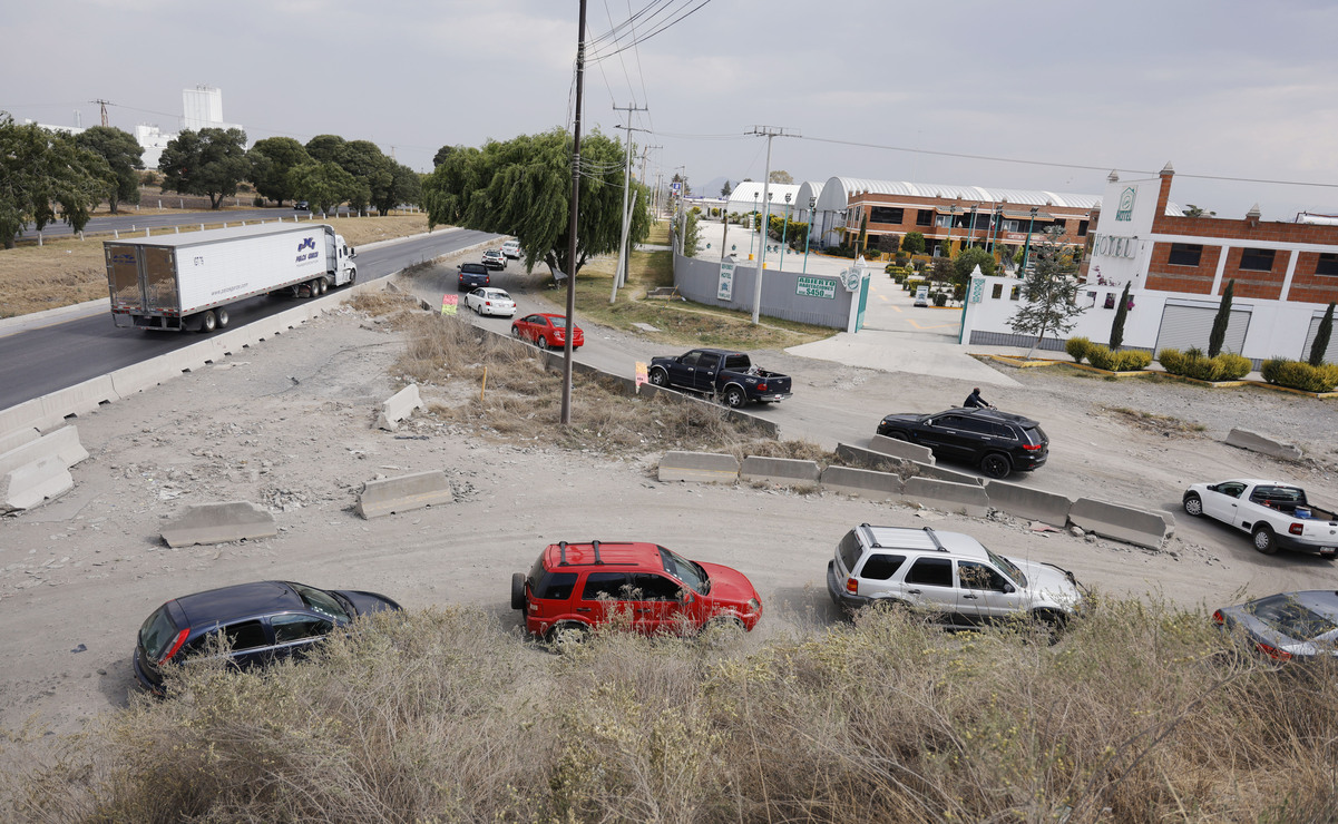 En el sentido Atlacomulco–Toluca, poco antes de llegar a la caseta “El Dorado”, uno de los caminos de cuota se bifurca y permite a los conductores evadir el peaje. Foto: Arturo Hernández.