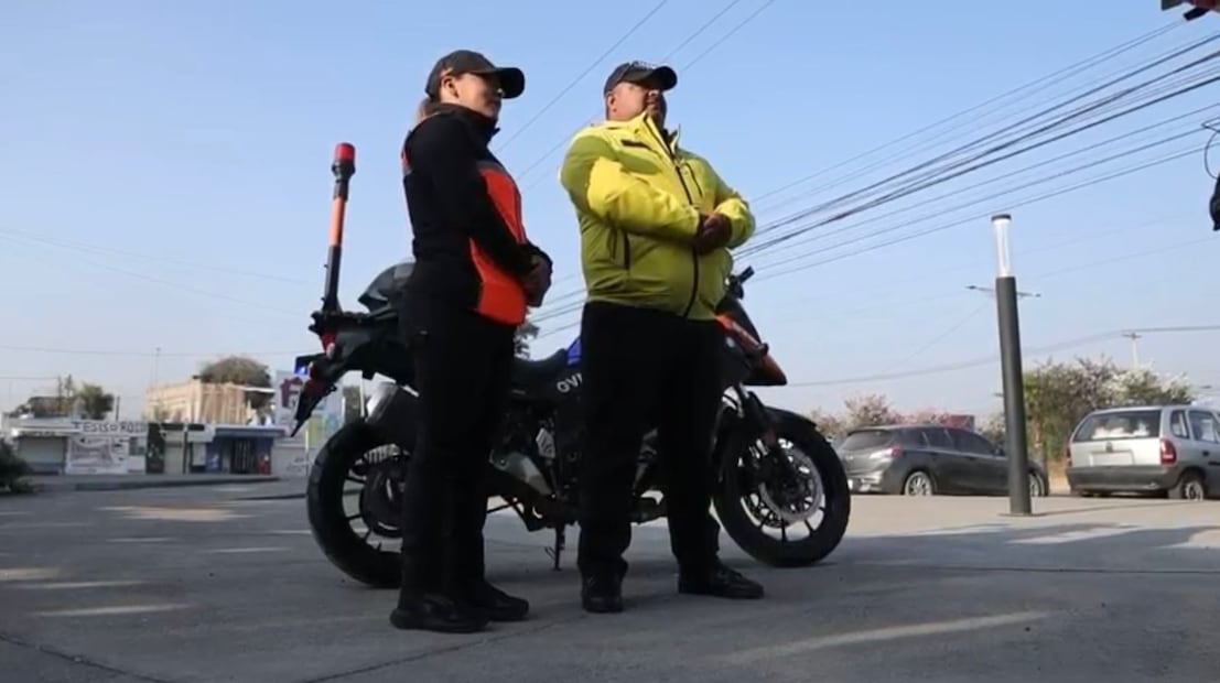 Personal de Protección Civil de Tecámac arribó al sitio para estabilizar a la recién nacida y a su madre. Foto: Especial