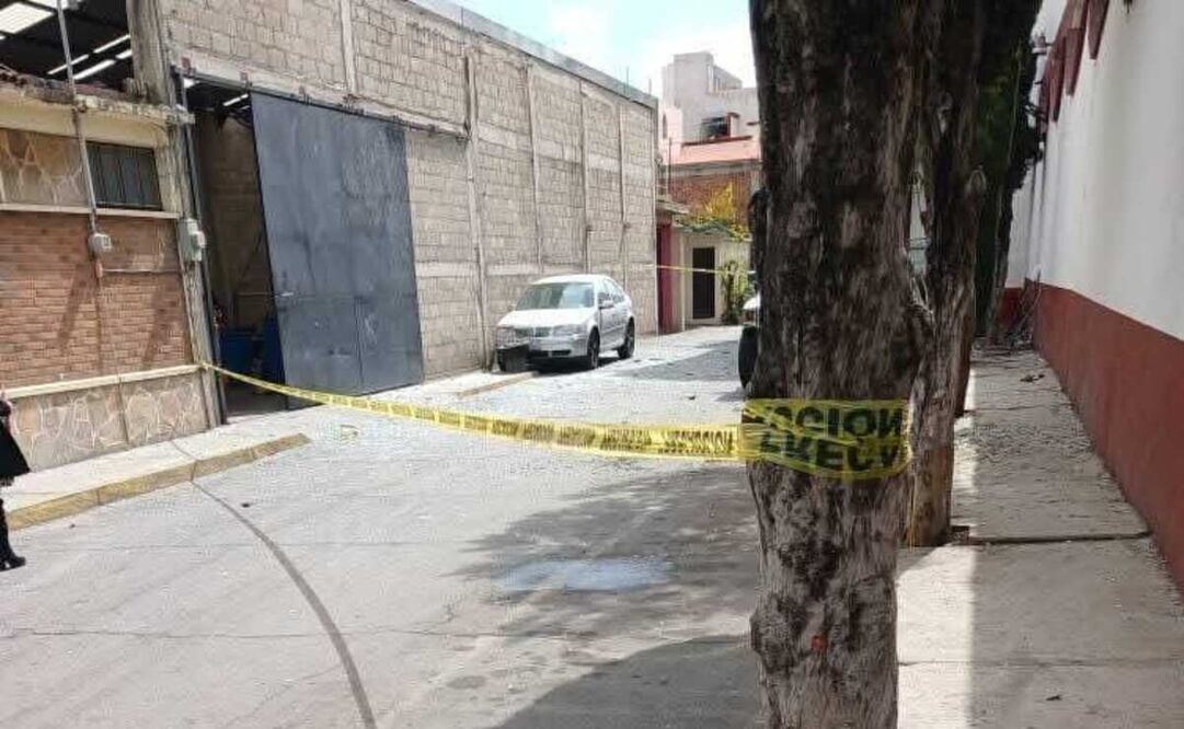 Elementos de Protección Civil de Mexicaltzingo acudieron al sitio para atender a tres personas lesionadas tras la explosión. Foto: Especial