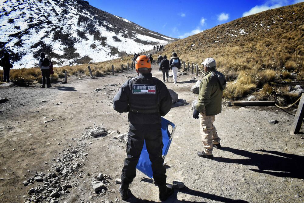 Los elementos de la Policía de Alta Montaña y Agreste se mantienen en alerta para auxiliar a los visitantes del Nevado / Foto Especial