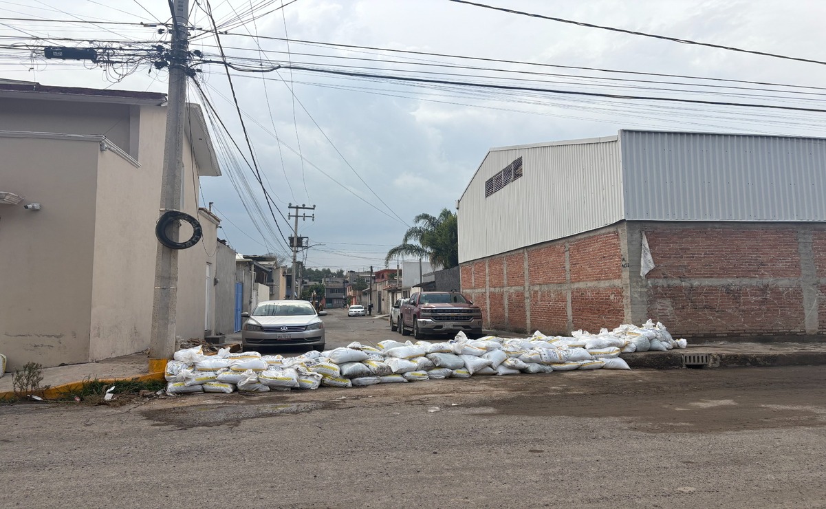 Colocan costales para prevenirse de inundaciones en Ejidal San Isidro, Cuautitlán Izcalli