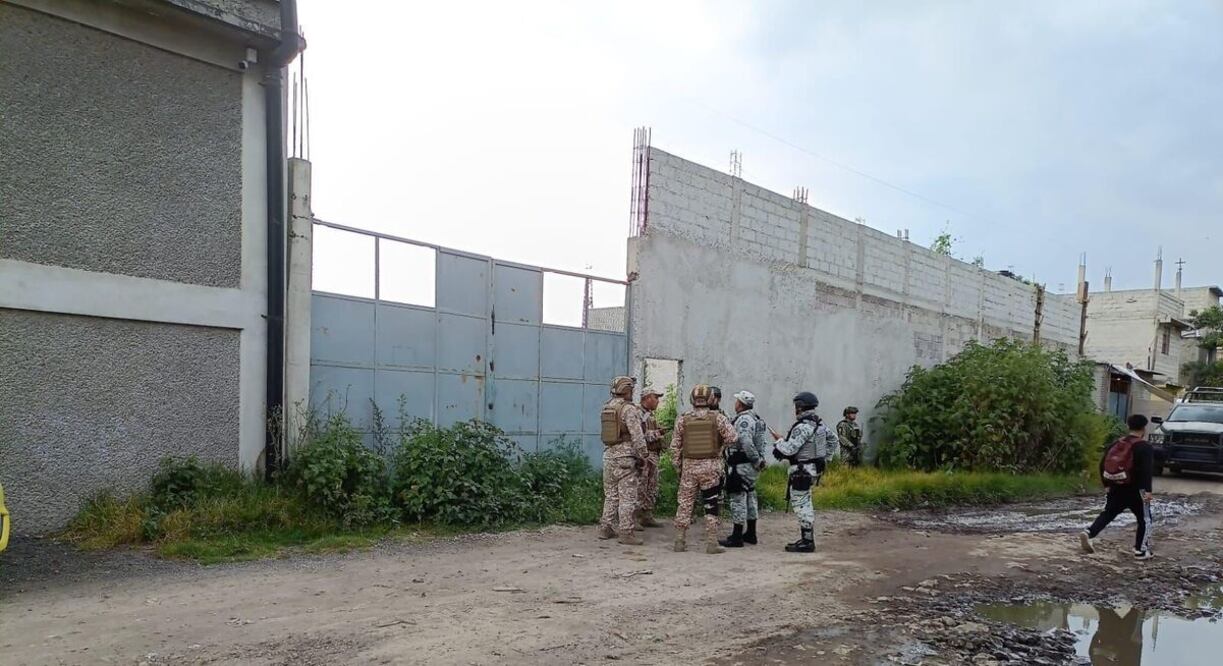 La tarde de este jueves fueron descubiertas tres tomas clandestinas de combustible en un predio de la comunidad de Los Ángeles Totolcingo, en el municipio de Acolman.