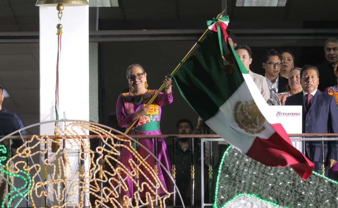 La alcaldesa Azucena Cisneros recibió la Bandera Nacional y encabezó la arenga durante el festejo patrio. Foto especial
