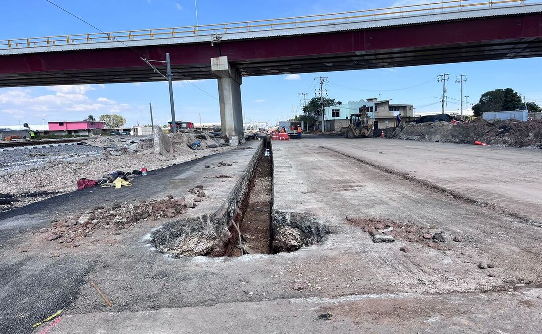 Las máquinas retroexcavadoras llegaron durante el lunes para romper el pavimento nuevo Foto: Arturo Contreras