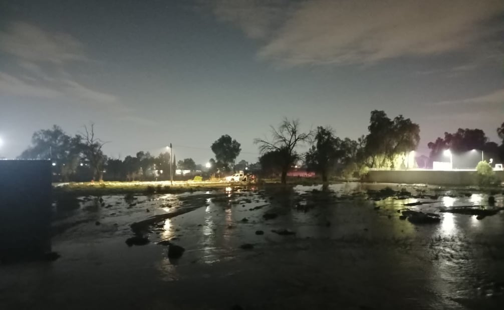Autoridades colocan diques de contención en Chiautla para evitar que el agua siga afectando las zonas habitacionales. Foto Especial