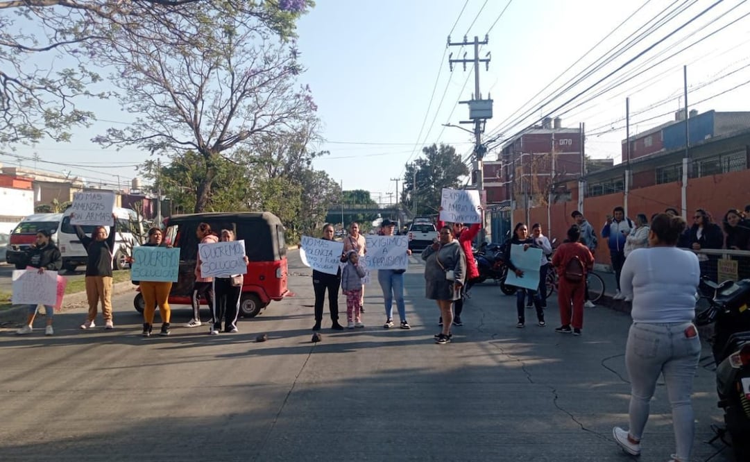 Madres de familia se manifiestan sobre el Eje 8 en Coacalco para denunciar la omisión de las autoridades escolares. Foto Especial