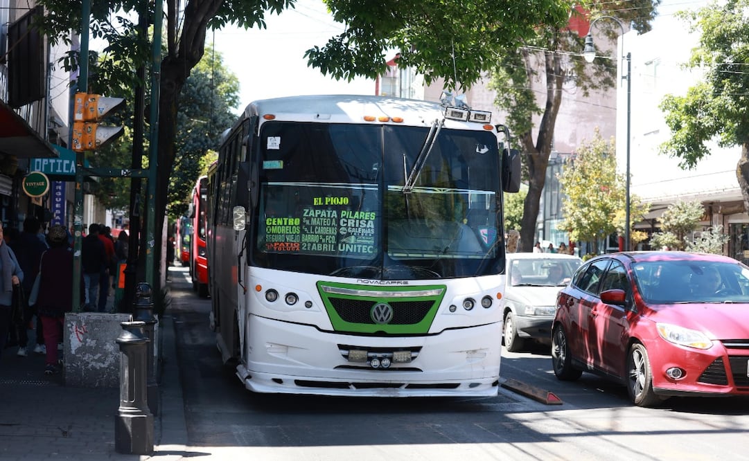 Otro problema que enfrenta el transporte público es la falta de operadores, lo que provoca que los dueños de las líneas contraten a menores de edad. Foto. Alejandro Vargas. El Universal