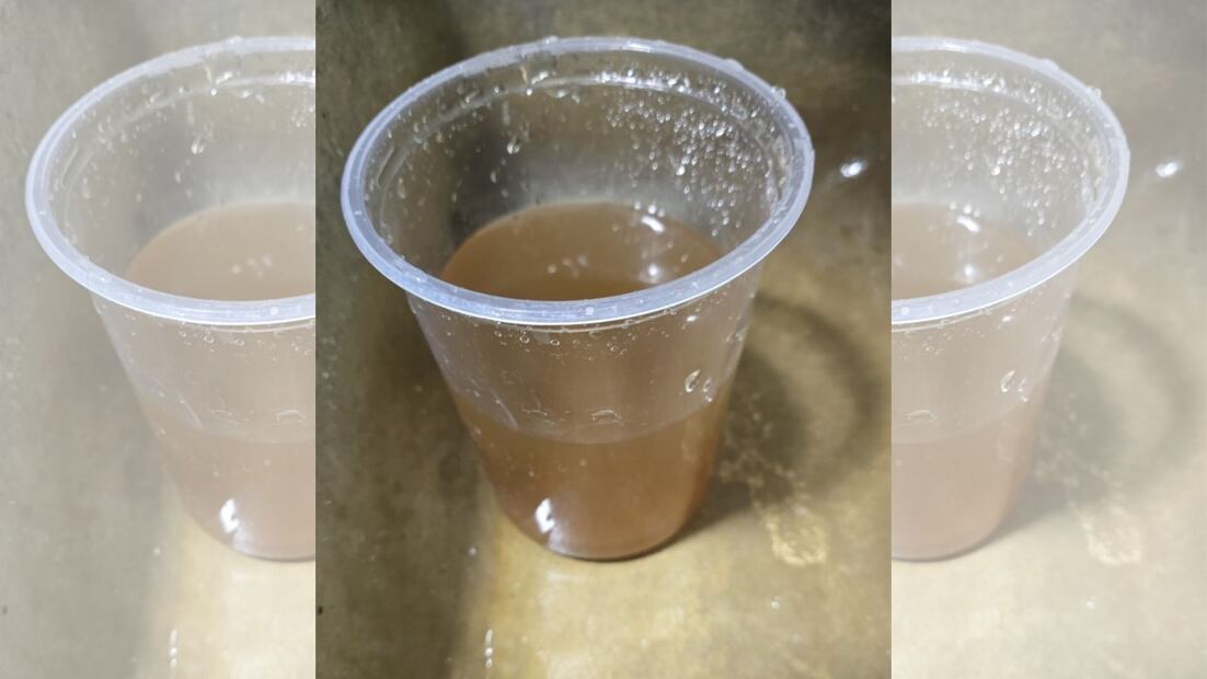 Vecinos de Rincón de la Montaña denunciaron reciben agua amarilla o café a través de la red hidráulica.