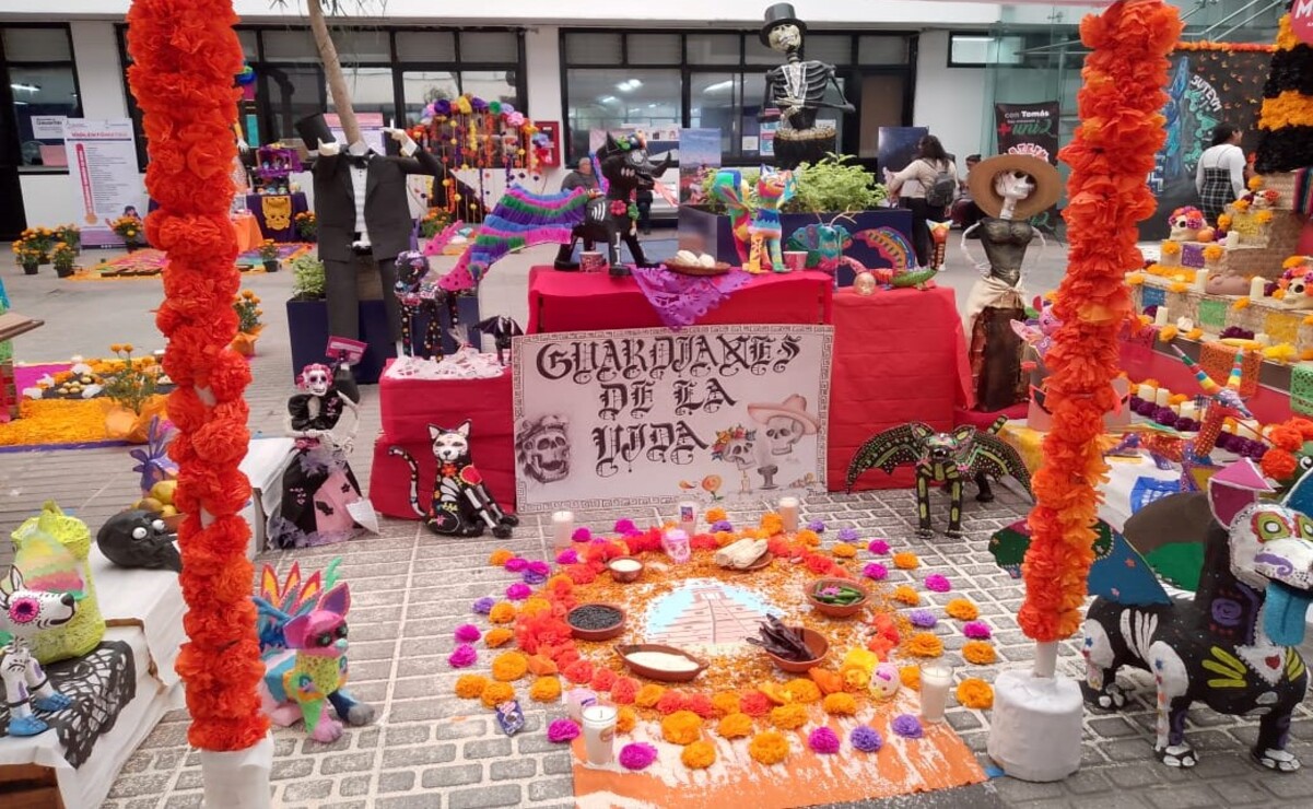 Se colocaron 22 ofrendas de Día de Muertos colocadas en el Palacio Municipal de Naucalpan. Foto: Rebeca Jiménez