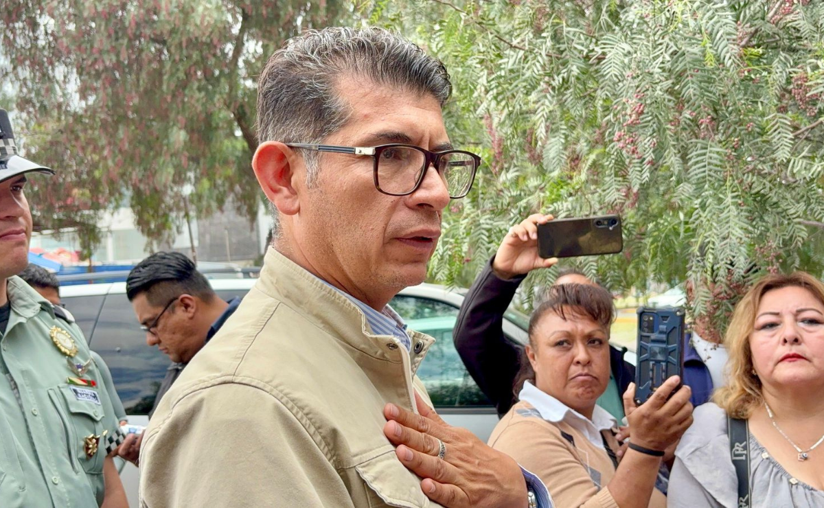 El diputado Osvaldo Cortés dialoga con los manifestantes de La Laguna Chiconautla, quienes bloquearon una vialidad en Ecatepec para exigir una pronta resolución al diferendo limítrofe con Acolman. Foto: Especial