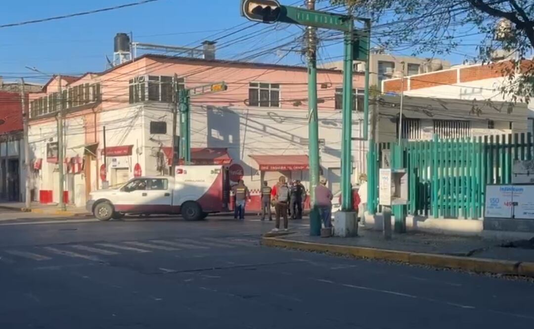 Los hechos ocurrieron en la esquina de Josefa Ortiz de Domínguez y Miguel Hidalgo, a escasos metros del IMSS. Foto Especial