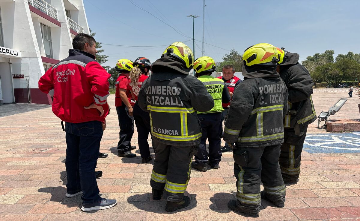 130 trabajadores del Ayuntamiento se reunieron en la explanada del palacio municipal / Foto Arturo Contreras
