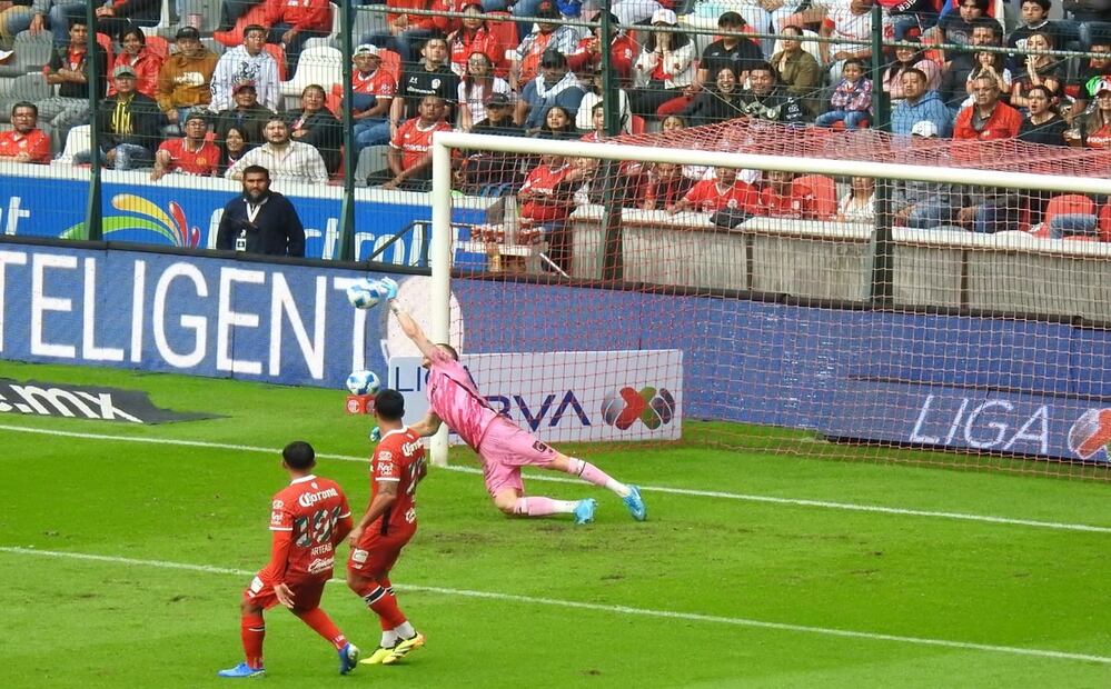 Tiago Volpi mantuvo el cero en su meta al minuto 21, y al minuto 37 atajó un disparo de derecha de Iván Toma. Foto: Ivan Monroy