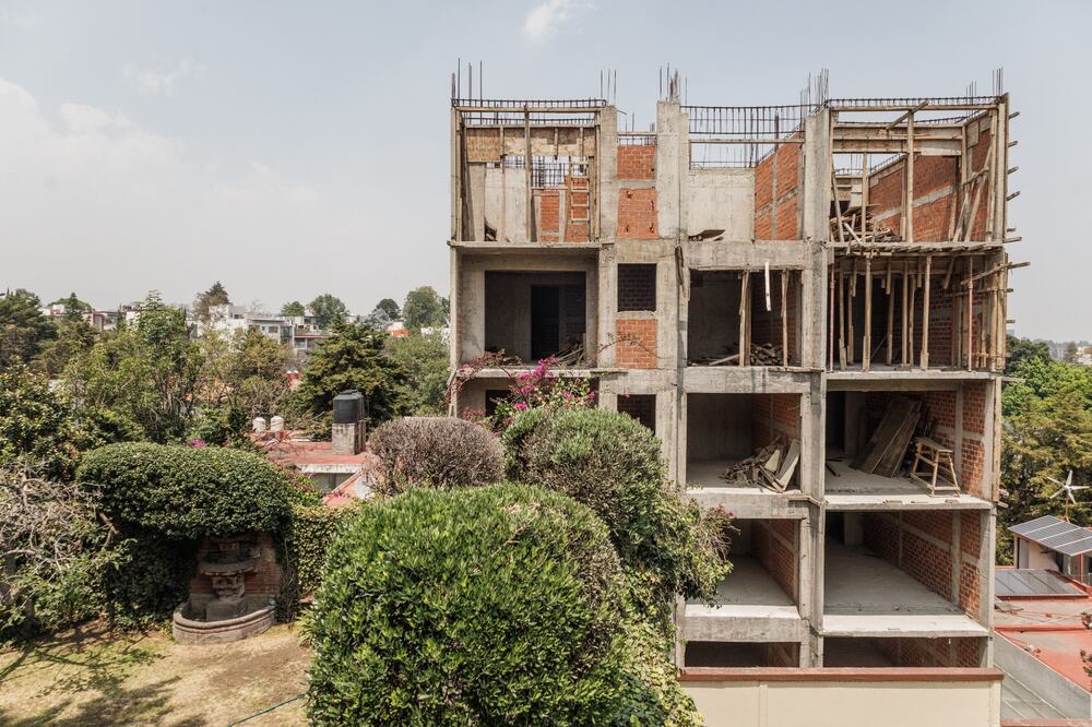 Los edificios exceden la altura permitida y carecen de áreas verdes, afectando a los vecinos. Foto Yaretzy M. Osnaya