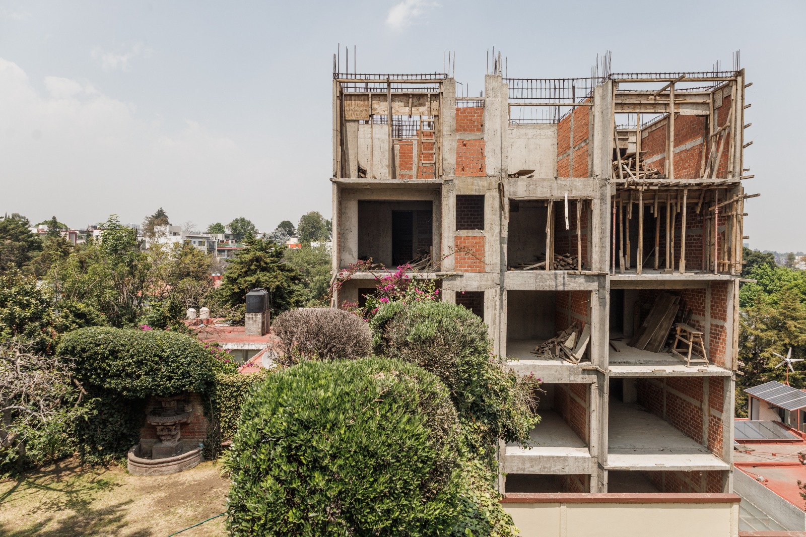 Los edificios exceden la altura permitida y carecen de áreas verdes, afectando a los vecinos. Foto Yaretzy M. Osnaya