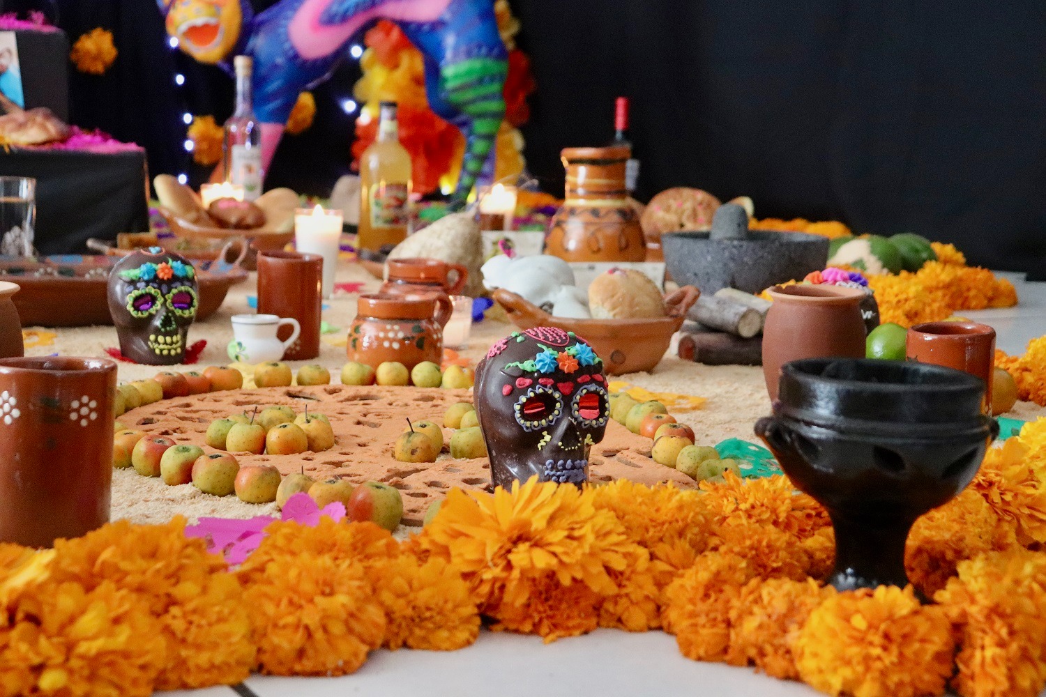 Uno de los elementos representativos de la ofrenda son las flores de cempasúchil. Foto Especial