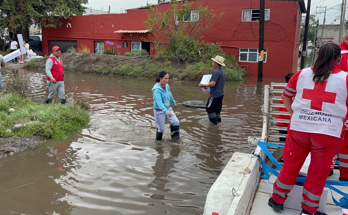 Gracias a la rápida respuesta de Cruz Roja Mexicana, las familias de San Mateo Atenco afectadas por las lluvias reciben el apoyo vital que necesitan. Foto: Especial