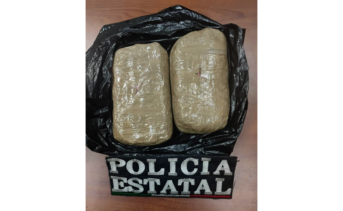 A los detenidos se les aseguro dos paquetes de más de 2 kilos de presunta cocaína. Foto: Especial